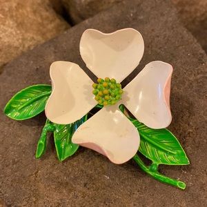 🌸 💖Gorgeous vintage Dogwood brooch